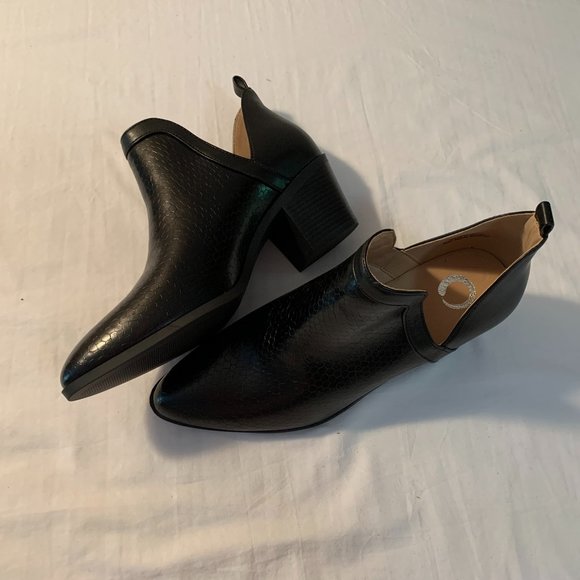 Black Snakeskin Embossed Bootie Size 9 EUC - Picture 1 of 8